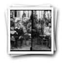 Nova Cintra, família [: Palmira e Aurélio Paz dos Reis com os filhos Hugo, Homero, Hilda e Horácio no jardim de casa]