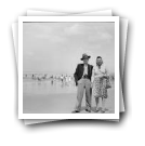 Lisboa - 1948 [: José Gouveia Junior e Aidinha a passear no areal da praia da Caparica] 