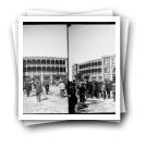 Salamanca: Tourada, 1903 [: Público dirigindo-se para a entrada da praça de touros]
