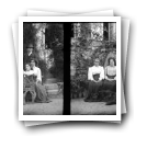 Família, Nova Cintra [: Aurélio Paz dos Reis e Palmira de Sousa Guimarães com Hilda duas senhoras/suas irmãs (?) e um senhor no jardim]