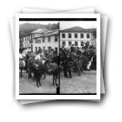 Vila Pouca [de Aguiar,] 1912 [: Grupo em passeio de burro pela vila]