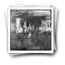 [Nova Cintra: Família de Aurélio da Paz dos Reis na varanda e jardim de casa, com um dos filhos a tocar tambor e Palmira (mulher ) com a sogra Carolina a tomar chá]