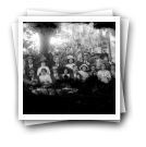[Torneio dos Zecas em 1915: Grupo Hilda, Horácio e Aurélio da Paz dos Reis à sombra das árvores]