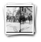 Carnaval de 1908 - [Cortejo dos] Fenianos [: Carros alegóricos descendo a Rua Ferreira Borges em frente ao Palácio da Bolsa] 