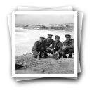 Ericeira [: José Manuel e colegas militares sentados no muro da praia]