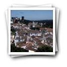 Vista geral de Óbidos vendo-se ao fundo o Castelo