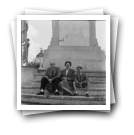 Monte da Virgem [: José Gouveia Junior, Aidinha e José Manuel sentados no Monumento da Virgem Maria Imaculada em Vila Nova de Gaia]
