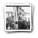 Enterro do Grau em Coimbra [: Cortejo no Largo da Sé Velha com o carro funebre]
