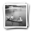 Passeio de 1943 a Coimbra [: Amigos a andar de barco no rio Mondego junto à ponte]