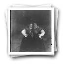 Alpendurada [:Maria Josefina Pereira de Magalhães e a cunhada Maria Inêz Mello São Payo com traje regional, no jardim]