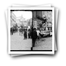 Carnaval de 1908 - [Cortejo dos] Fenianos [: Desfile descendo a Rua Ferreira Borges, em frente à Associação Comercial do Porto]