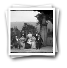 [Alpendurada: João Baptista de Carvalho Pereira de Magalhães com a família junto ao portão da quinta]