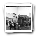 Carnaval de 1906 - [Cortejo dos] Fenianos na rua [: Figurantes do Carro dos "Tabacos"]