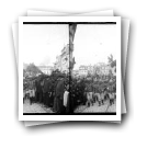 Carnaval de 1905 - [Cortejo dos] Fenianos na rua [, junto à Igreja do Carmo, vendo-se ao fundo a Praça Carlos Alberto]