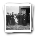 [Vilar de Ossos: João Baptista de Carvalho Pereira de Magalhães com a família à entrada do Solar dos Senhores de Vila de Ossos]