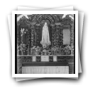 [Arte Sacra: Altar com imagens da Virgem e de Santo Antónioem local não identificado]