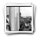 Festejos na rua do Heroísmo [, Porto: Hilda e Hugo Paz dos Reis na varanda de amigos observando os festejos]