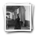 [Alpendurada: Maria Josefina Pereira de Magalhães vestida de frade num dos corredores do convento]