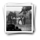 [Alpendurada: João Baptista de Carvalho Pereira de Magalhães com a sua mulher Maria Inês de São Payo e a família no jardim em dia de batizado de Maria Josefina (?), sua sobrinha]