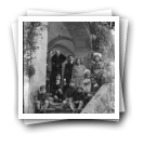 [Alpendurada: Maria Filomena Teixeira com os netos Magalhães e Wandschneider e Magalhães na escadaria]