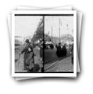 Lisbôa, Fevereiro 1909 [: Palmira de Souza Guimarães, a filha Hilda Paz dos Reis e Manuel Pimenta na Praça do Rossio, com o teatro de D. Maria II ao fundo]
