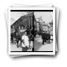 Carnaval de 1908 - [Cortejo dos] Fenianos [: Desfile descendo a Rua Ferreira Borges]