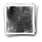 [Alpendurada: Maria Josefina Pereira de Magalhães vestida de frade junto ao lago no claustro]