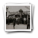 [Edifício da Delegação da PIDE/DGS do Porto, na rua do Heroismo: manifestação junto ao portão com Virgínia Moura, Olívia Vasconcelos, Óscar Lopes e Carlos Papiniano.]