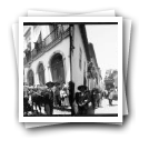 Enterro do Grau em Coimbra [: Cortejo: Carros das Finanças e do 4º ano dos enfermeiros do hospital da Rua da Couraça à Rua dos Coutinhos]