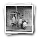 [Porto (?): Crianças e mulher na varanda de casa]