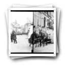Carnaval de 1908 - [Cortejo dos] Fenianos [: Carros alegóricos descendo a Rua Ferreira Borges em frente ao Palácio da Bolsa] 