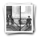 Pedras Salgadas/Chaves, 1912 [: Grupo com Aurélio da Paz dos Reis na escadaria de edifício não identificado]
