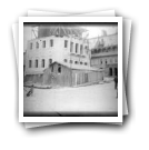 [Chaves, julho de 1922: Largo do Arrabalde com a construção da agência do Banco Pinto & Sotto Mayor” e as instalações provisórias.