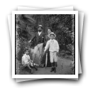 [Alpendurada: Tios (?) Maria Josefina Magalhães e António Girão com os filhos no jardim]