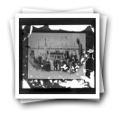 [Casamento de Aurélio da Paz dos Reis com Palmira Cândida de Sousa, em 1886, na escadaria da Casa da Quinta de Corim (reprodução de Emílio Biel)]