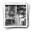 Nova Cintra [: Aurélio Paz dos Reis e a mulher Palmira de Souza Guimarães tomando chá e lendo no jardim da casa de Nova Cintra]
