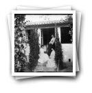 Carriça - Quinta das Fontes  [: Inêz Mello São Payo com as irmãs Maria Ana e Maria Isabel Mello São Payo, nas escadas de casa] 